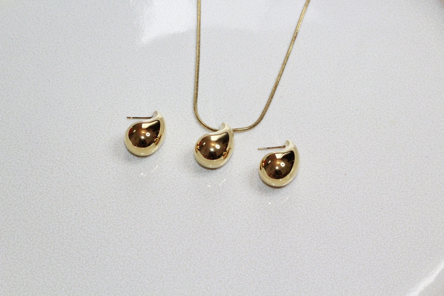18k Gold Water Drop Necklace and Stud Earrings Set