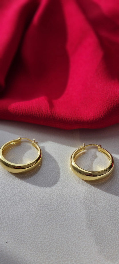 Gold-plated round circle creole hoop earrings in sterling silver with high-quality polish, 25mm diameter, durable female jewelry.