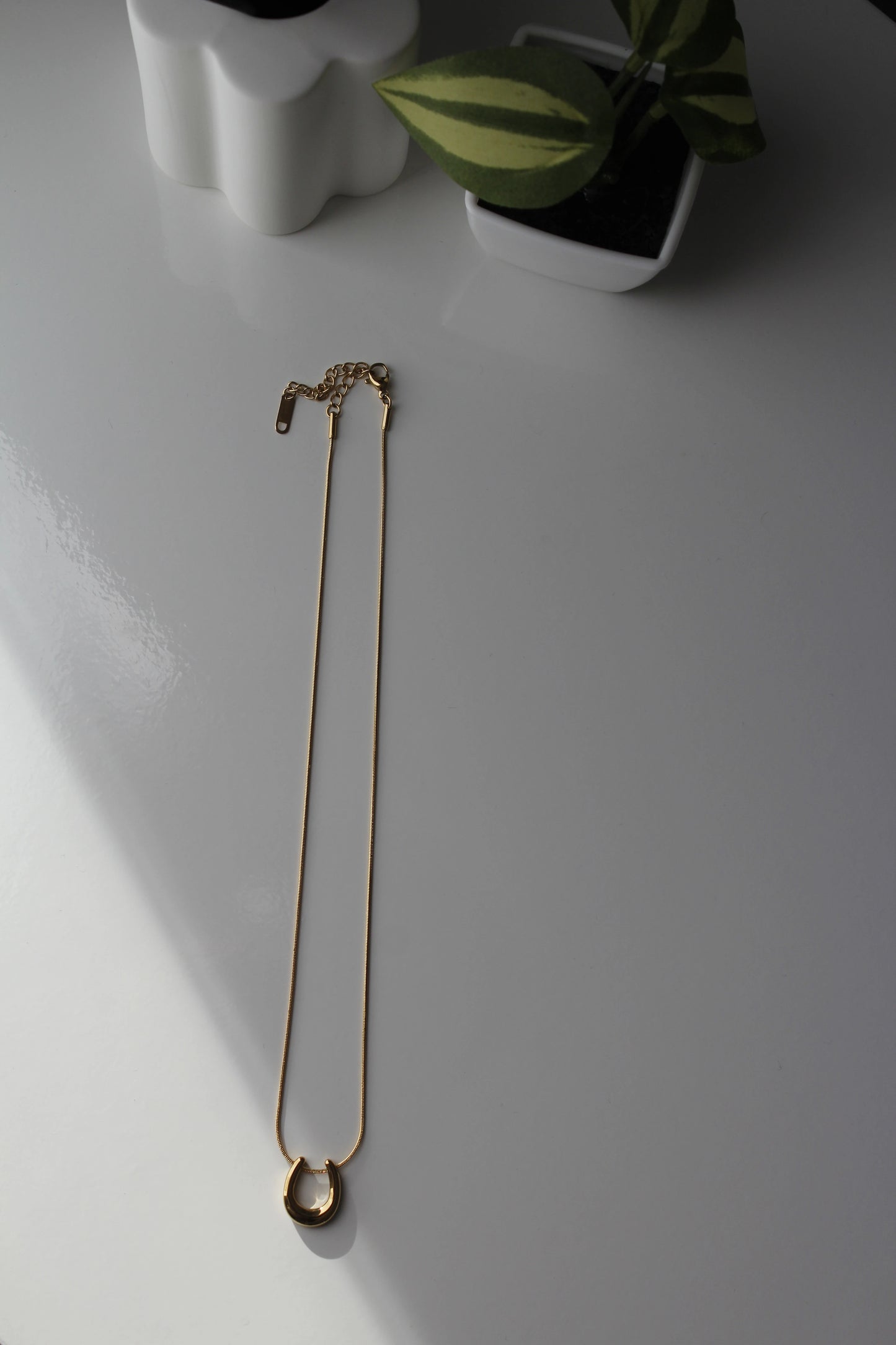 U shaped gold necklace