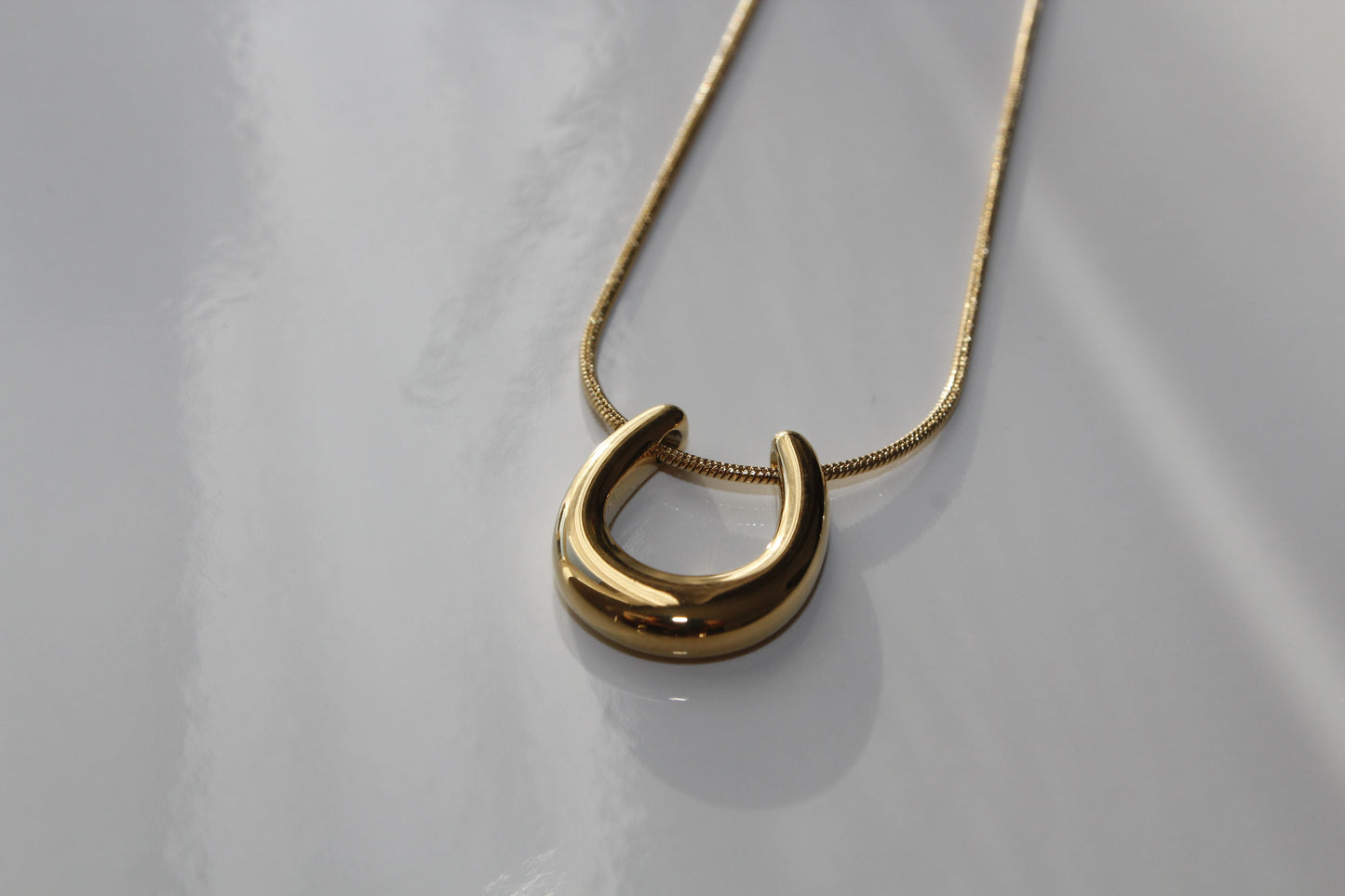 U shaped gold necklace